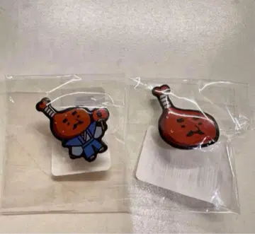 뼈가 붙은 쫄깃쫄깃한 핀 배지 2개 세트