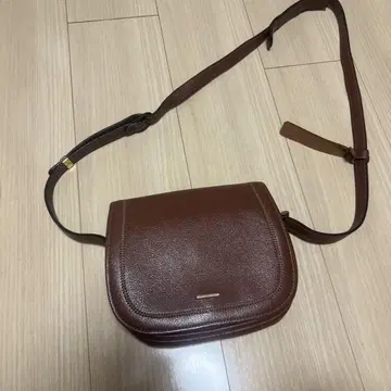 브라운 숄더백 플랩형