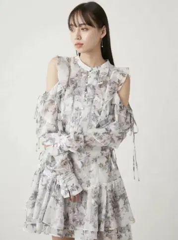 snidel 스나이델 프린트 프릴 쉬폰 미니 원피스 그레이
