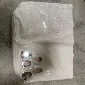 NiziU step and a step 백, 캔뱃지