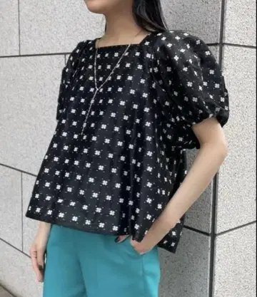 유나이티드 애로우즈 린넨 혼방 플라워 자카드 블라우스 퍼프 슬리브 블랙