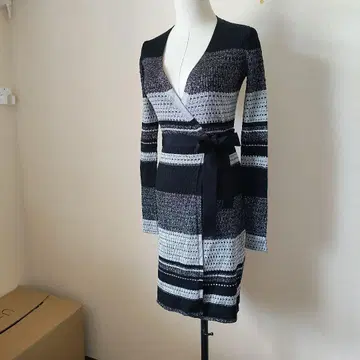 새상품급 DVF 니트 랩 원피스 XS 블랙 계열 라메