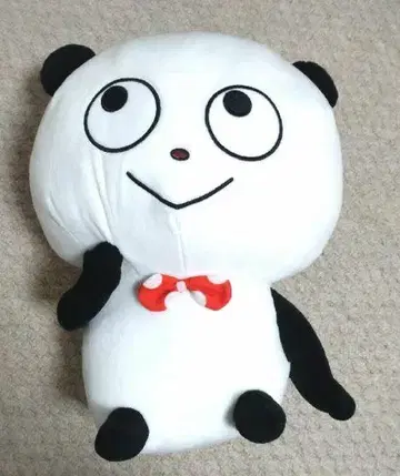 팬더 모양의 봉제 인형 빨간 나비 넥타이