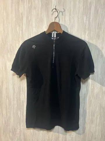 데상트 하프 지퍼 폴로 셔츠 블랙