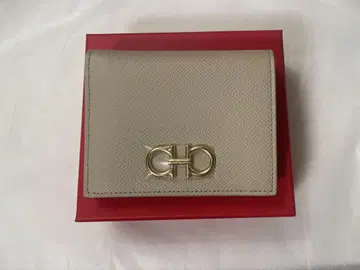 FERRAGAMO 베이지 두겹 지갑 간치니 새상품 박스 있음