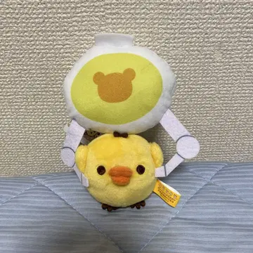 리락쿠마 크레인에 매달려 흔들리는 봉제 인형 리락쿠마