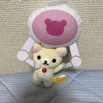 리락쿠마 크레인에 매달려 흔들리는 봉제 인형 코리락쿠마