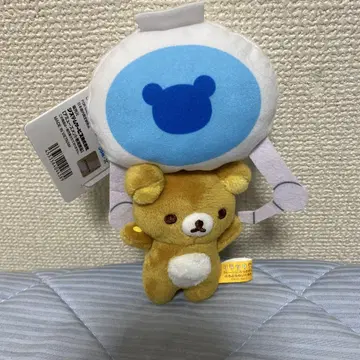 리락쿠마 크레인에 매달려 흔들리는 봉제 인형 리락쿠마