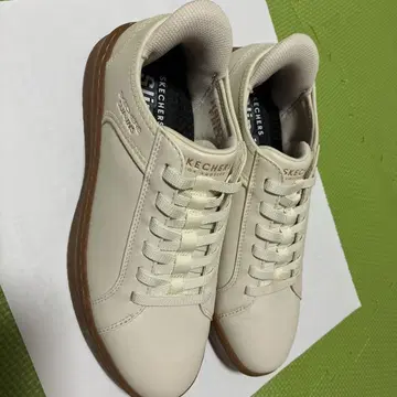 SKECHERS Slip-ins 스니커즈 크림색
