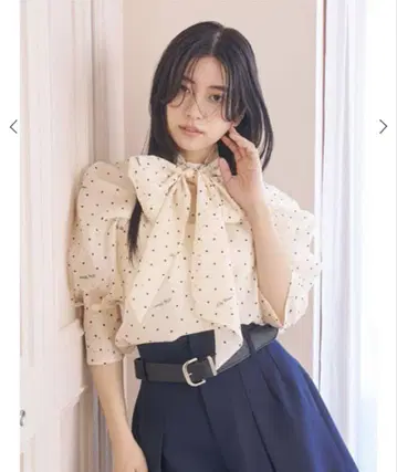 크림색 도트 무늬 리본 블라우스