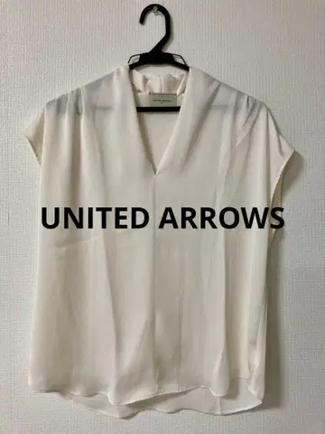 UNITED ARROWS V넥 프렌치 슬리브 블라우스