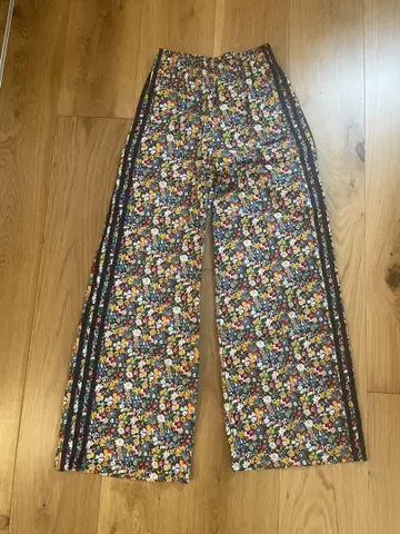 아디다스 LIBERTY LONDON 꽃무늬 캐주얼 팬츠