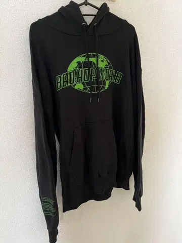 badhopWORLD 그래픽 프린트 후드 부착 후드티 블랙