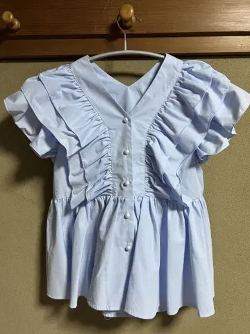 핏모어 스카이블루 프릴 블라우스