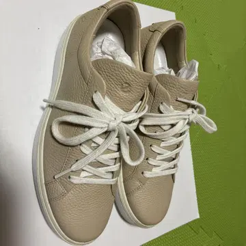 베이지 가죽 로우 컷 스니커즈