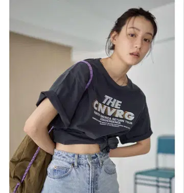 ungrid 투어 로고 루즈 티 차콜 그레이