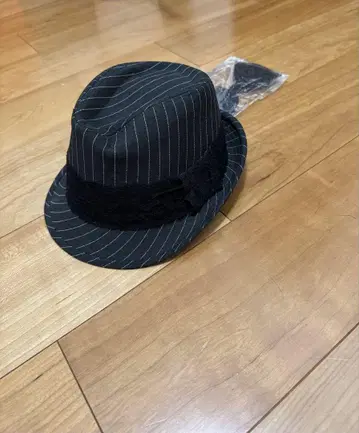 스트라이프 디자인 티어드롭 햇, 나비 넥타이 부속물 포함