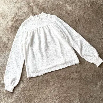꽃무늬 레이스 긴팔 상의 화이트 안감 부착 청순한 볼륨 슬리브