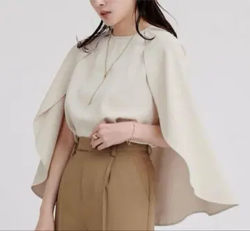 새상품급 유어즈 크루넥 케이프 블라우스