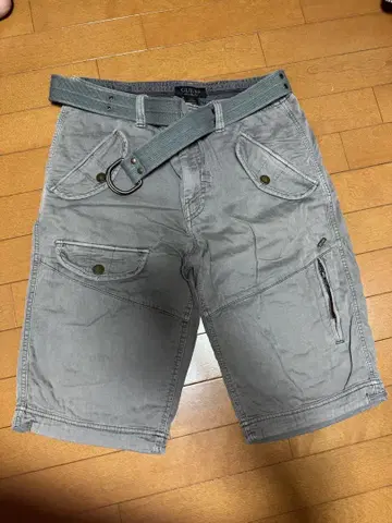 GUESS 그레이 숏 팬츠