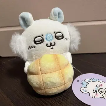 치이카와 데스크탑에서 지켜보는 걸이형 봉제 인형 (멜론 빵을 든 모몽가)