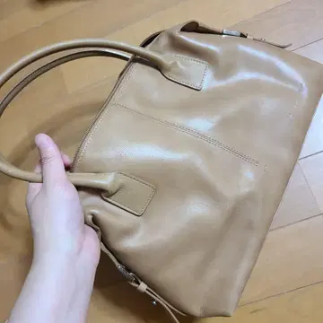 베이지 가죽 핸드백