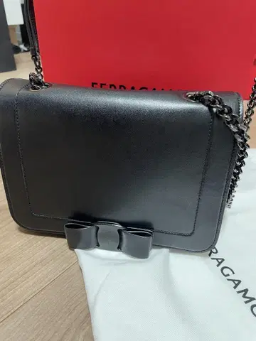 페라가모 블랙 가죽 숄더백