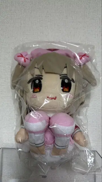 나토리 사나 앉은 봉제 인형