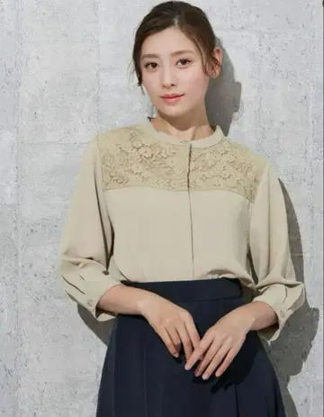 레이스 디테일 베이지 블라우스