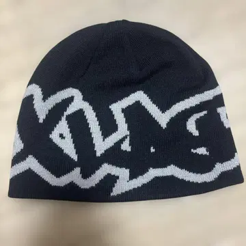 XLARGE 로고 니트 모자 블랙/화이트
