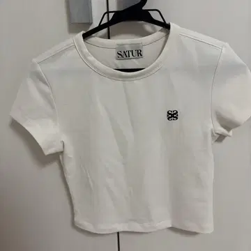 SATUR 화이트 크롭 티셔츠