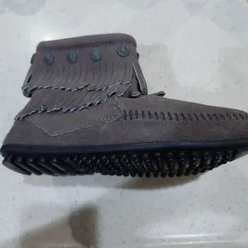 Minnetonka 프린지 스웨이드 부츠 그레이