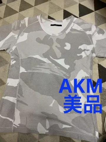 AKM 그레이 카모플라쥬 V넥 티셔츠.