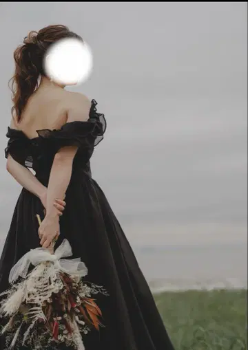 오프숄더 블랙 드레스