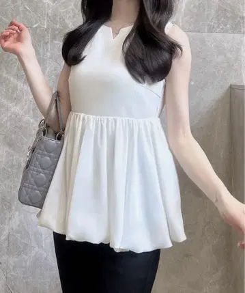 화이트 플레어 실루엣 슬리브리스 탑