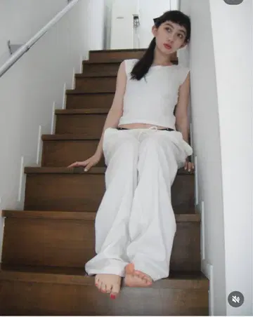 서랍을 그리는 원형 절개 티셔츠