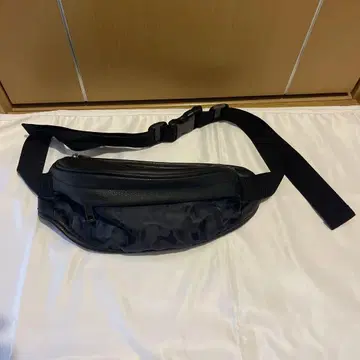 블랙 카모플라쥬 바디백