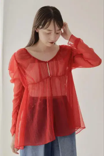 카스타네 초커가 달린 파워 숄더 블라우스