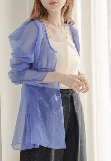 카스타네 초커가 달린 파워 숄더 블라우스 블루