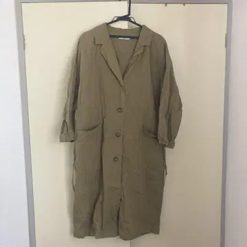 카키 버튼이 달린 롱 코트
