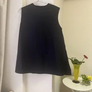 수납 가방 포함 질샌더 블랙 슬리브리스 탑