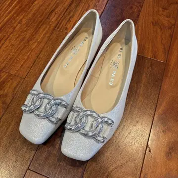 새상품 키다리 아저씨 실버 플랫슈즈 24.5cm