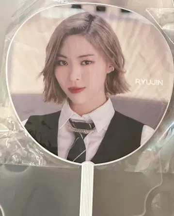 ITZY 류진 부채 체크 메이트 Checkmate