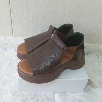 브라운 오픈토 컴포트 샌들