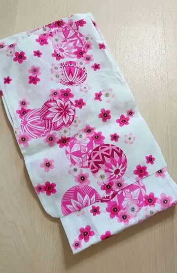 화이트 베이스에 핑크 꽃무늬 유카타 단품