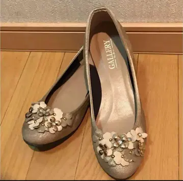 고급스러운 GALLERY 플라워 장식 플랫 슈즈 골드