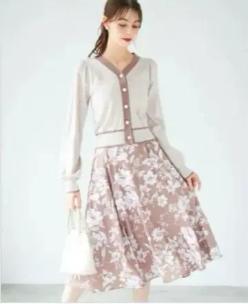 toccocloset 아이보리 플라워 무늬 플레어 스커트