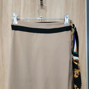 YEVS 롱 플레어 스커트 스카프 패턴 베이지 허리 뒷면 밴딩