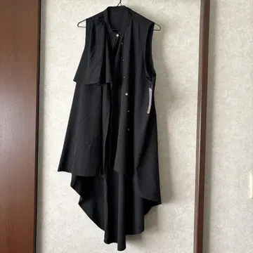 비대칭 블랙 슬리브리스 자켓
