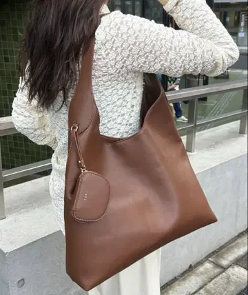 loti 파우치가 있는 핸드 토트